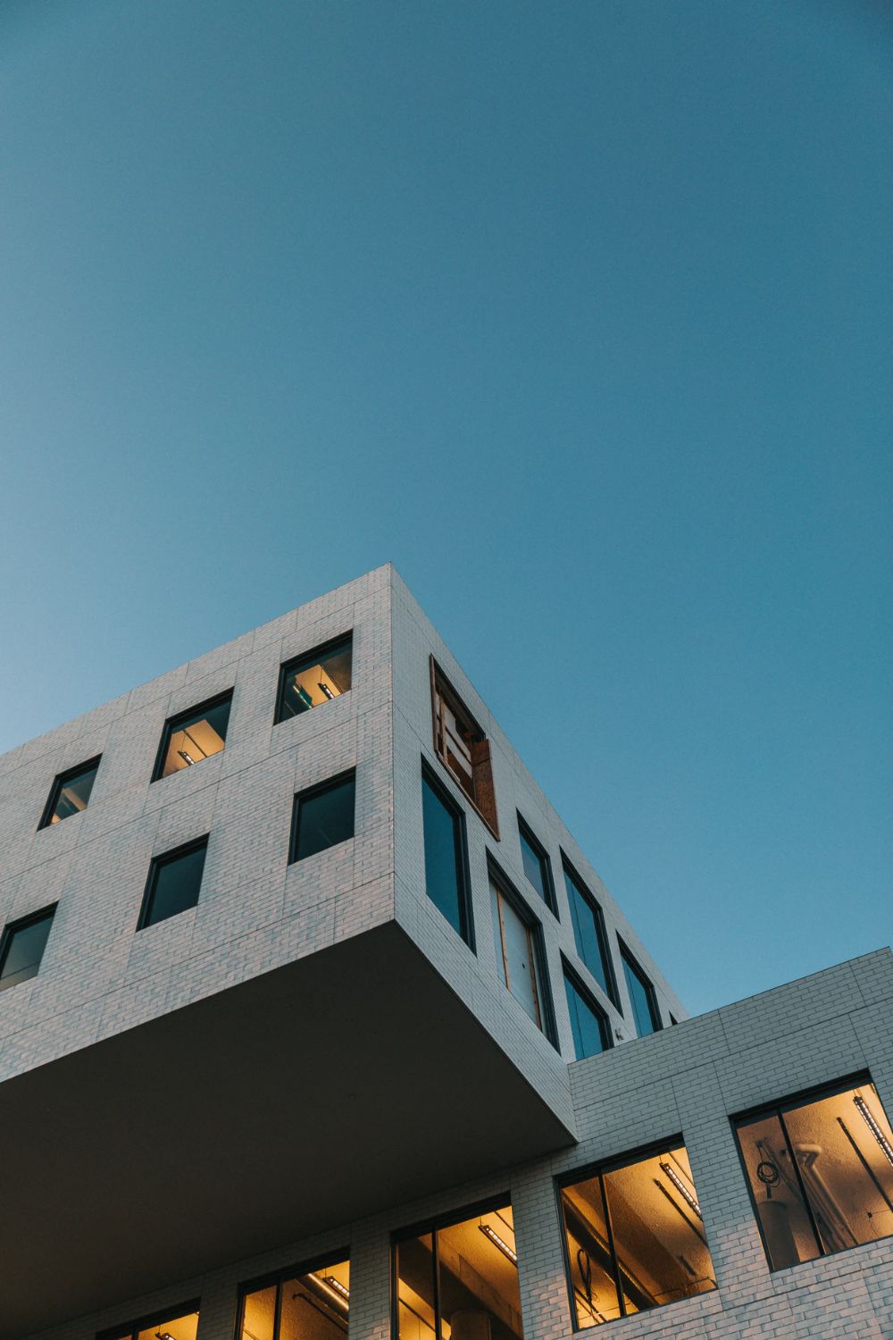 Edificio contemporáneo para operaciones inmobiliarias